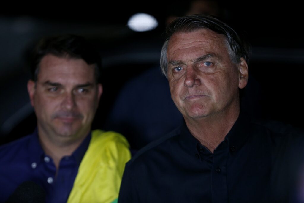 Bolsonaro Revela Indicação de Flávio como Candidato à Presidência: ‘Decisão Consciente e Legítima’