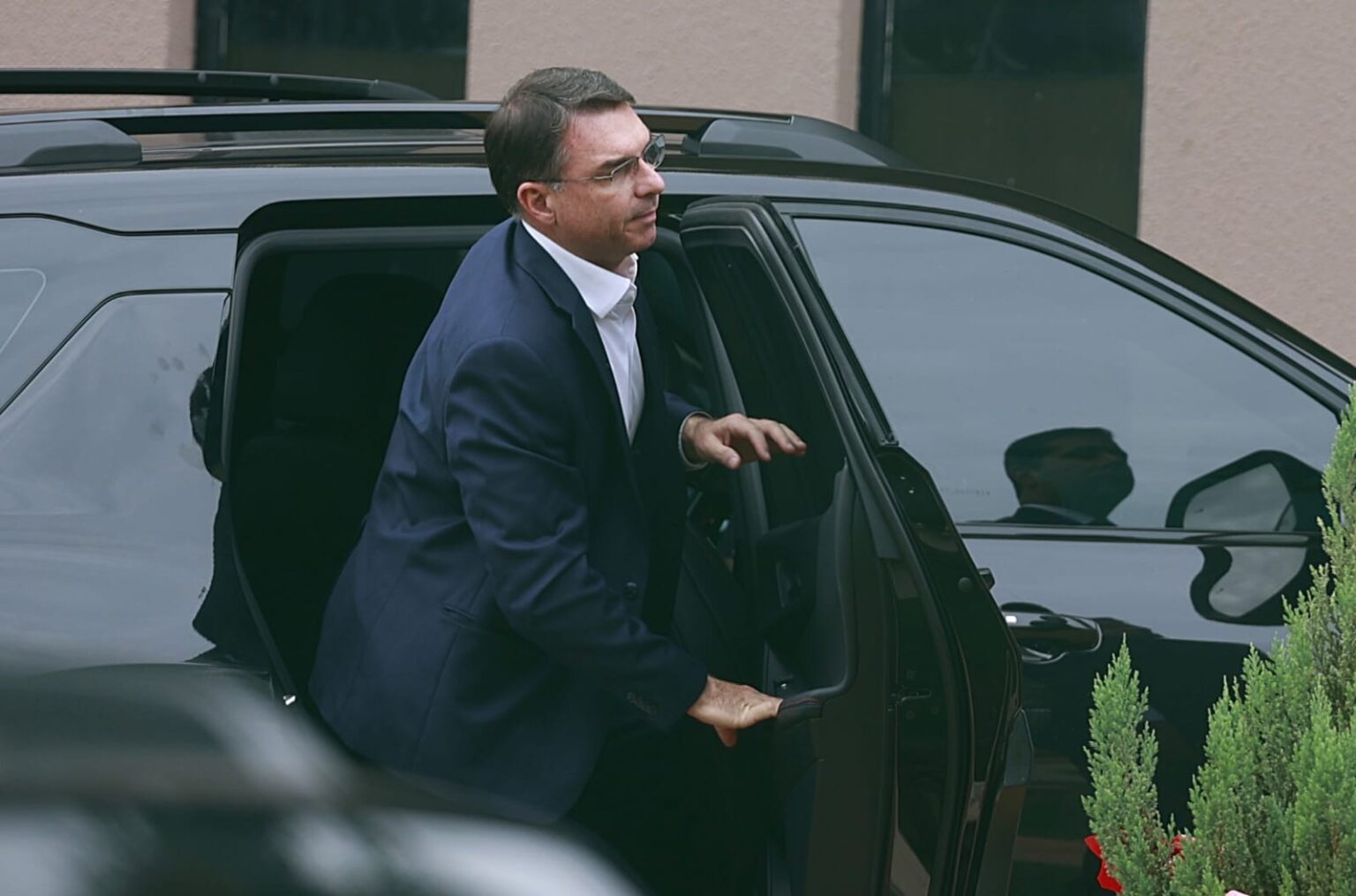 Flávio Bolsonaro Inicia sua Jornada Internacional como Pré-Candidato à Presidência