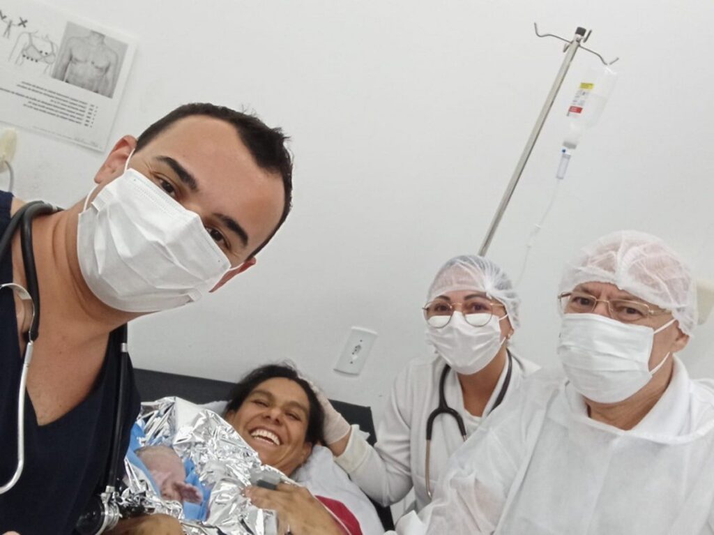 Bebê Nasce em Unidade de Saúde e Recebe Nome do Médico: Emoção em Blumenau Bebê Nasce em Unidade de Saúde e Recebe Nome do Médico: Emoção em Blumenau