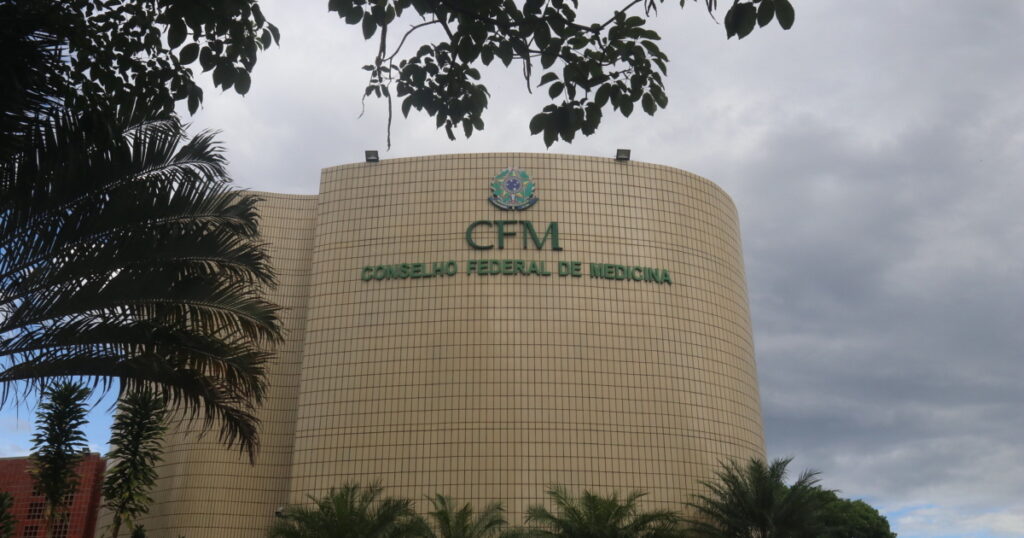 Conflito entre CFM e Moraes Agita Redes e Intensifica Polarização Política