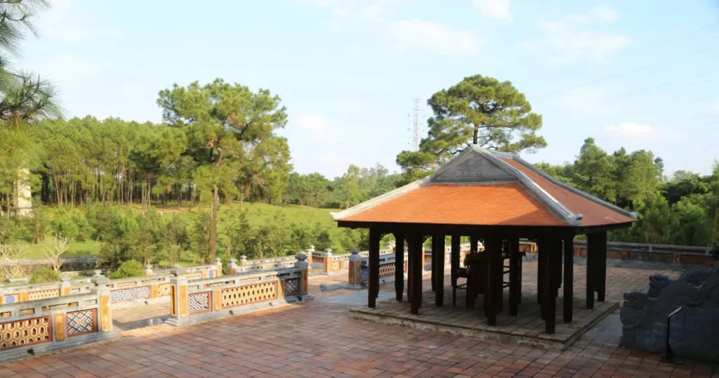 Desmonte da Estrutura Hoàng Ốc no Túmulo da Imperatriz Từ Dũ: Decisão do Governo de Hue