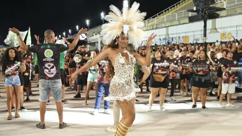 IZA Lança Tendência com Vestido de Crochê em Ensaio da Imperatriz Leopoldinense IZA Lança Tendência com Vestido de Crochê em Ensaio da Imperatriz Leopoldinense