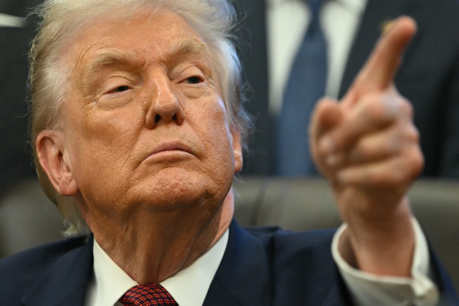 Trump Retoma Ameaças e Estratégias Militares na América Latina