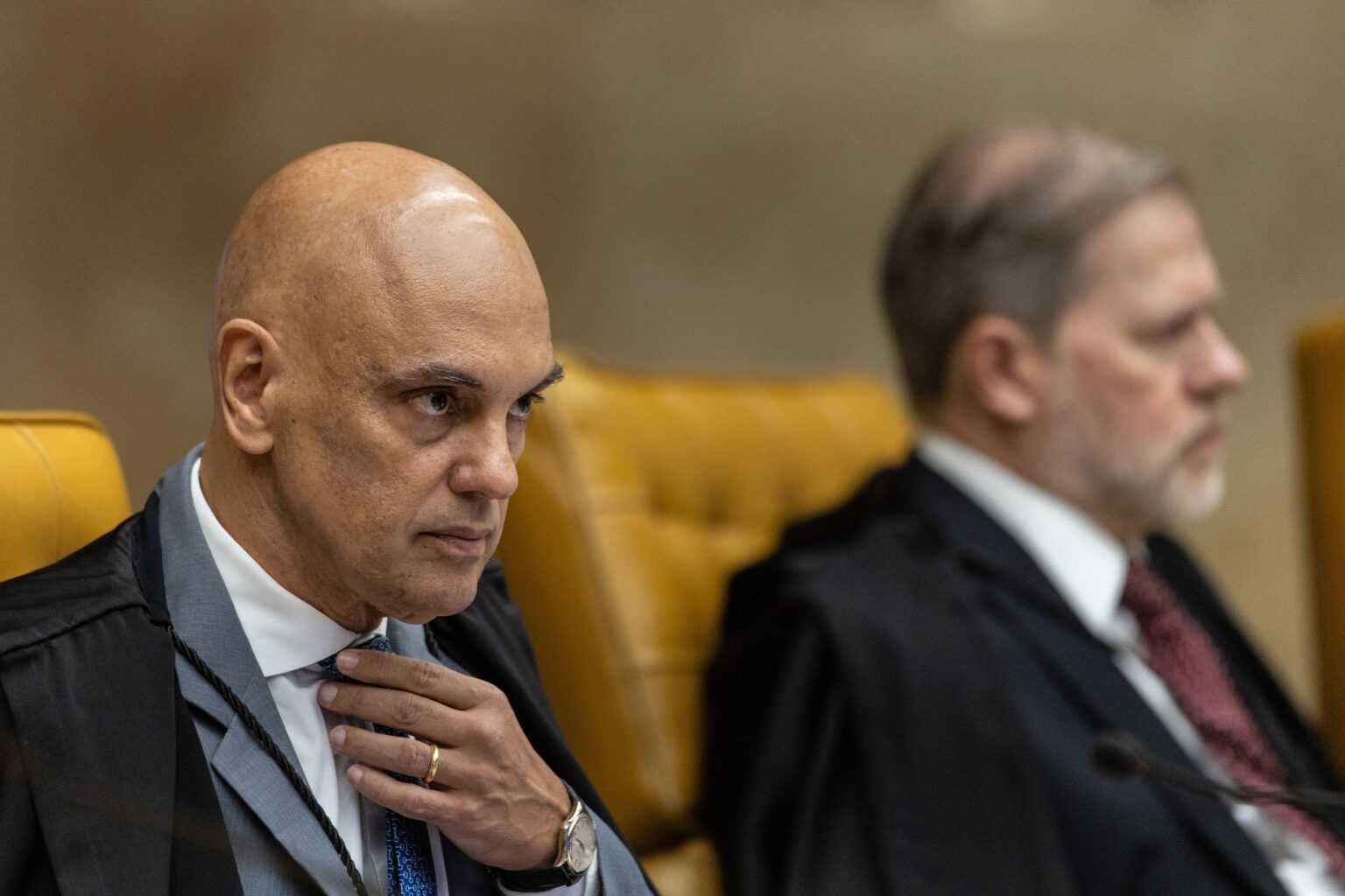 As Dores da Política Brasileira: Um Baile de Máscaras na Atualidade As Dores da Política Brasileira: Um Baile de Máscaras na Atualidade