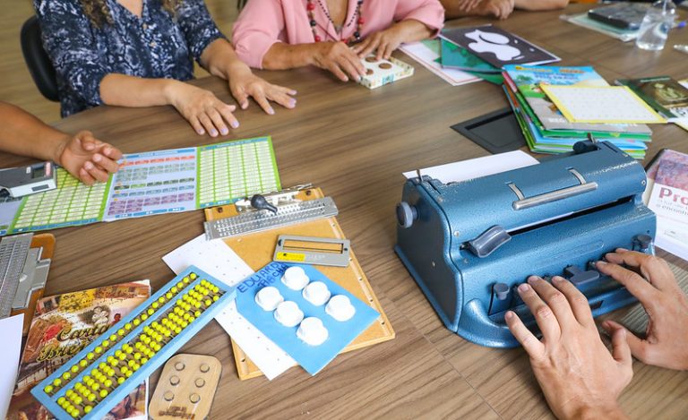 Audiência Pública sobre Educação Inclusiva para Estudantes com Deficiência Visual Audiência Pública sobre Educação Inclusiva para Estudantes com Deficiência Visual