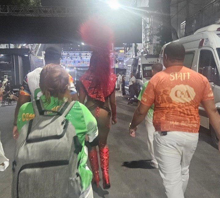 Iza brilha na Sapucaí com fantasia de serpente em desfile da Imperatriz Imagem do artigo