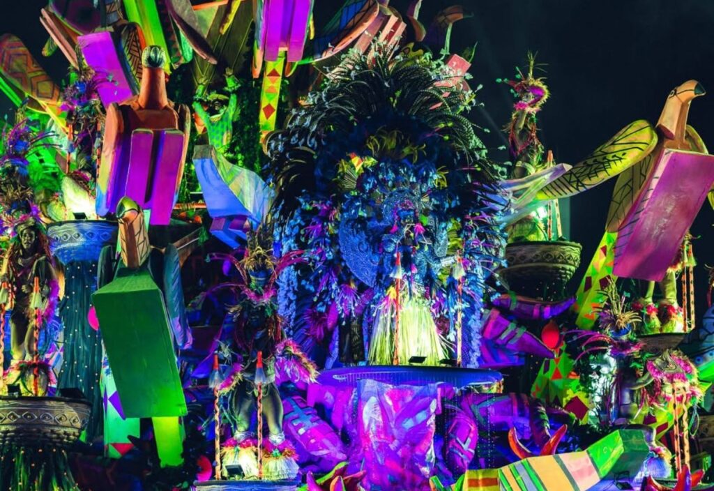 Desfiles de Carnaval: Niterói, Imperatriz, Portela e Mangueira Brilham na Sapucaí Desfiles de Carnaval: Niterói, Imperatriz, Portela e Mangueira Brilham na Sapucaí