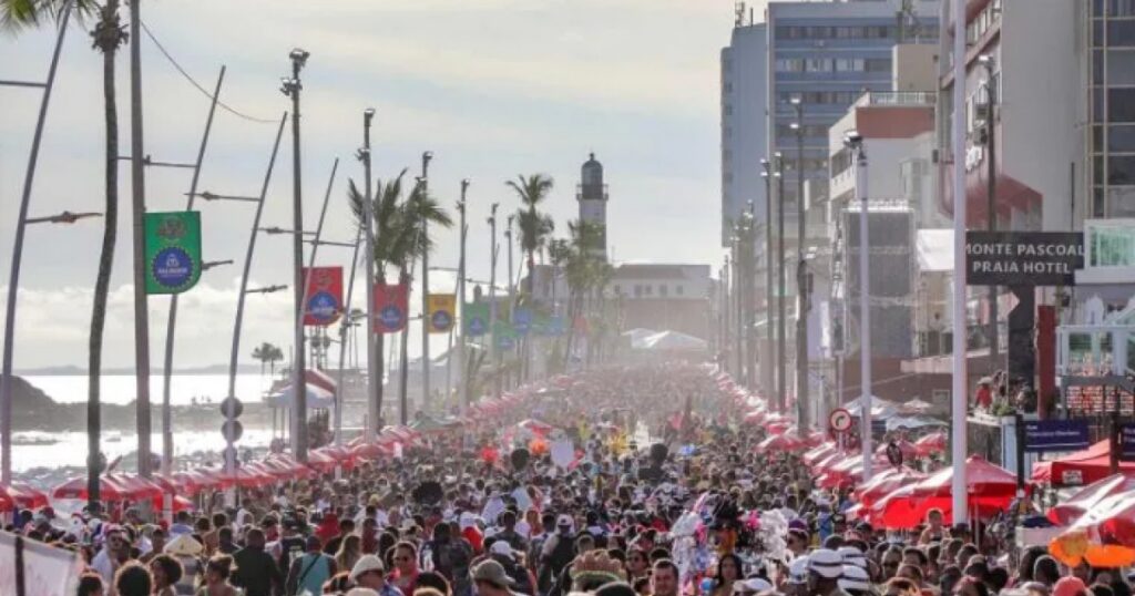 Fuzuê Inova e Atraí Foliões no Domingo com Programação Especial