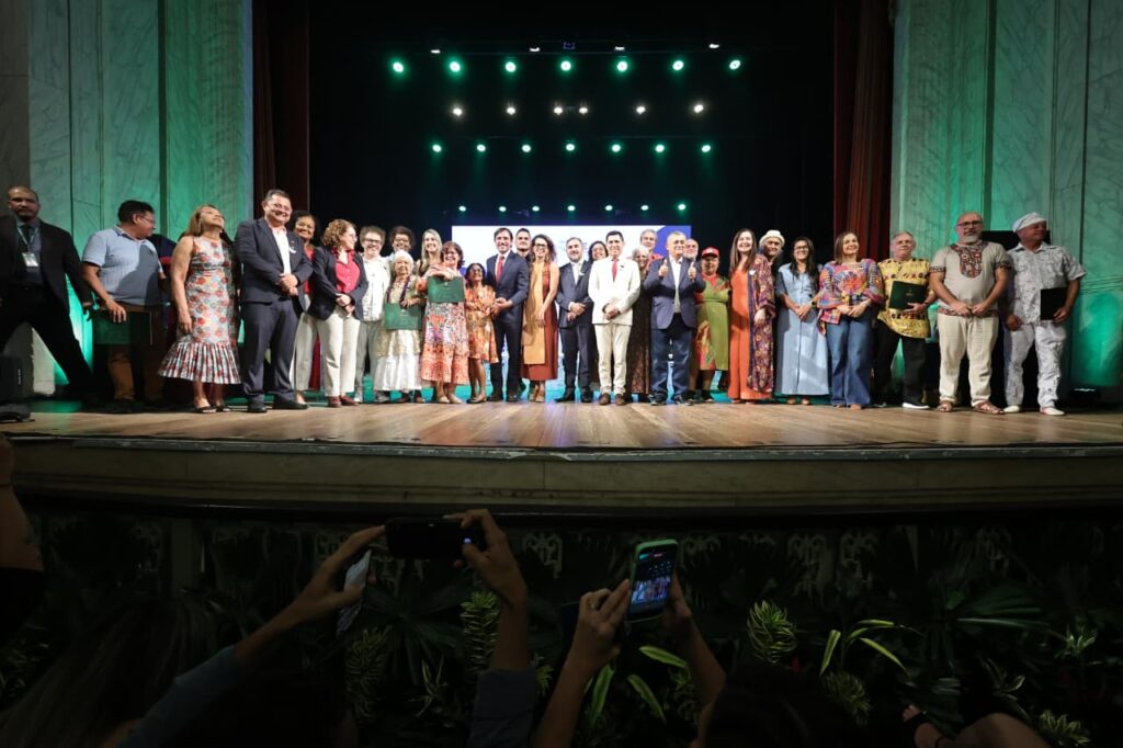 Alece Celebra 60 Anos da Secult CE com Homenagens a Artistas e Trabalhadores da Cultura Alece Celebra 60 Anos da Secult CE com Homenagens a Artistas e Trabalhadores da Cultura