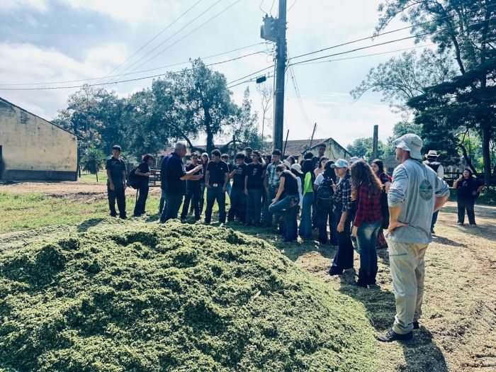 Alunos do Curso Técnico em Agronegócio Iniciam Aulas Práticas na APTA – São Pioneiros na Recuperação de Áreas Degradadas Alunos do Curso Técnico em Agronegócio Iniciam Aulas Práticas na APTA – São Pioneiros na Recuperação