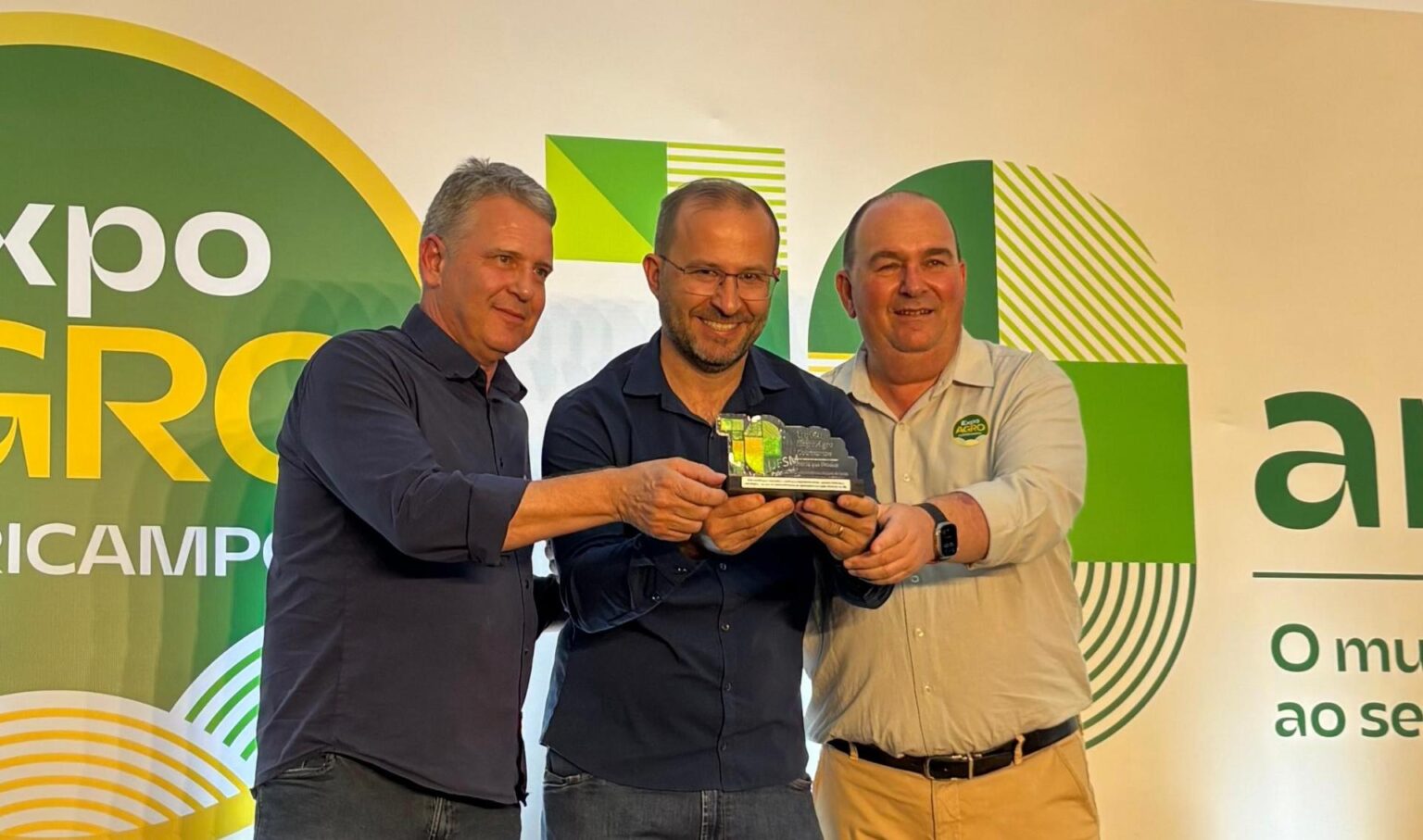 Campus UFSM-PM Marca Presença na 10ª Feira Expoagro Cotricampo e Recebe Homenagem pelo Desenvolvimen