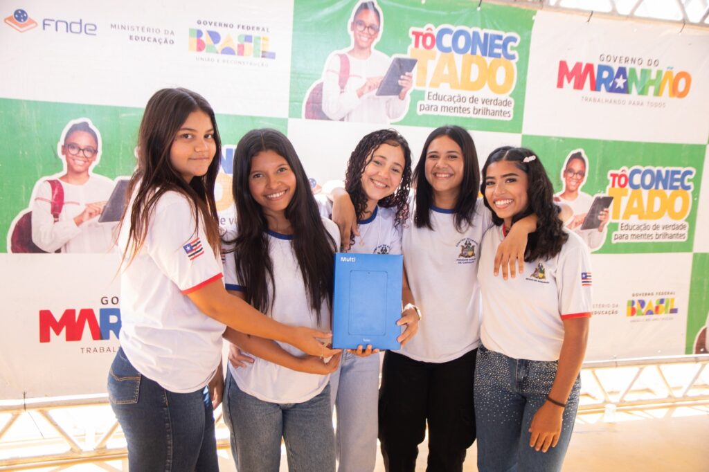 Conecta Barreirinhas: 1.400 Tablets Entregues para Alunos da Rede Estadual Conecta Barreirinhas: 1.400 Tablets Entregues para Alunos da Rede Estadual