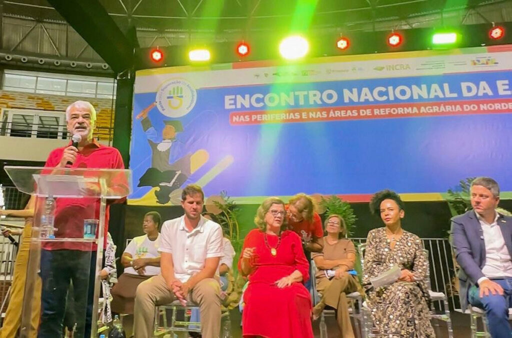 Humberto Costa Celebra Formatura de Mais de Seis Mil Alunos da Educação de Jovens e Adultos Humberto Costa Celebra Formatura de Mais de Seis Mil Alunos da Educação de Jovens e Adultos
