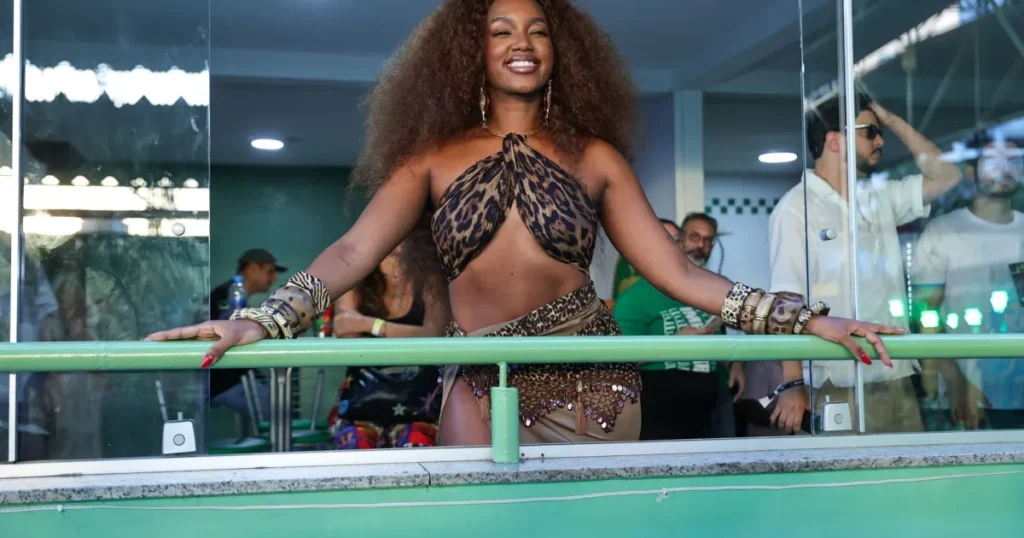 Iza Deixa Cargo de Rainha de Bateria na Imperatriz Leopoldinense e Foca na Música Iza Deixa Cargo de Rainha de Bateria na Imperatriz Leopoldinense e Foca na Música