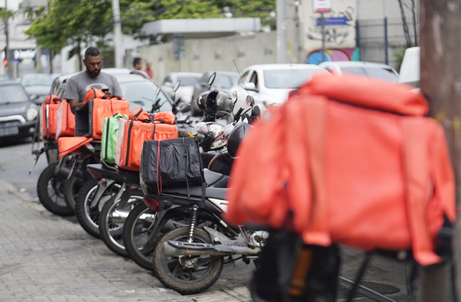 Quase 71% dos Brasileiros Rejeitam Taxa Mínima para Entregas por Aplicativo