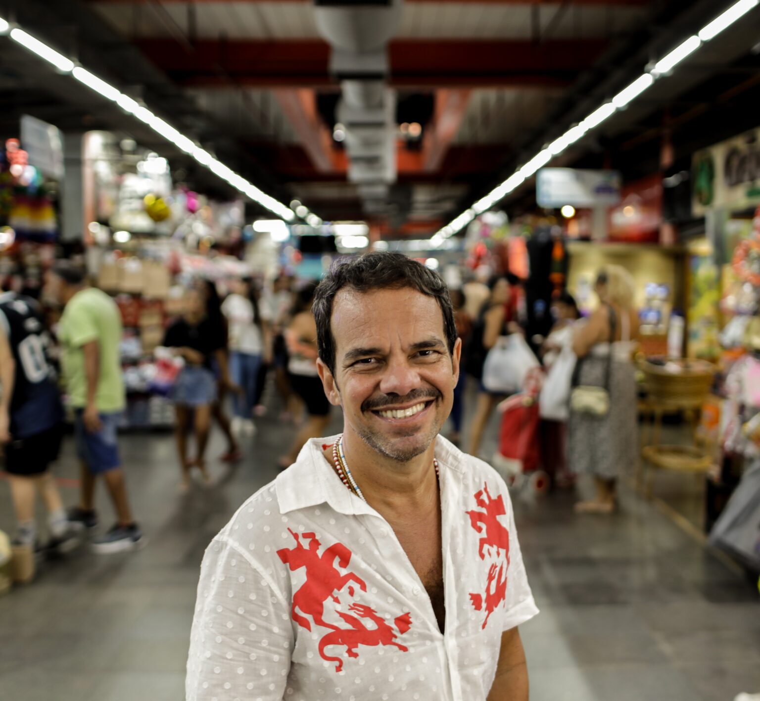 Revisão: A Retorno de Marcelo Moutinho em 'Gentinha' Revela a Memória do Cotidiano Carioca