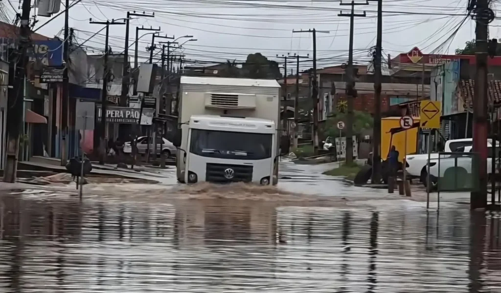 Alagamentos em Imperatriz: Chuva de 77 mm Causa Prejuízos em Vários Bairros