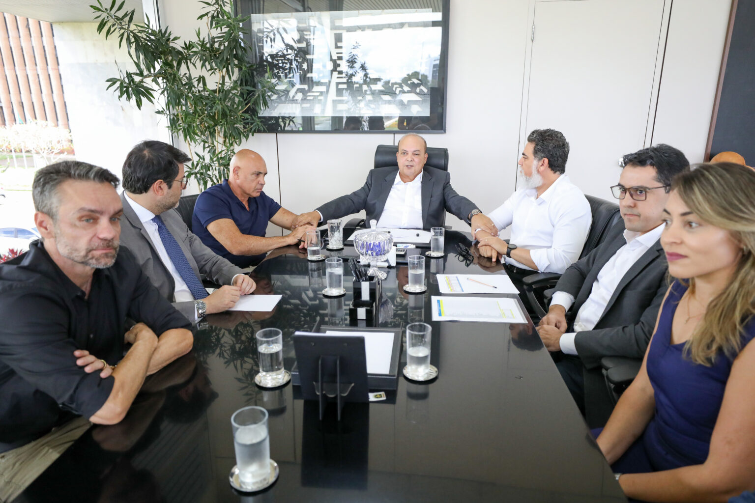 Governador Ibaneis Rocha Autoriza a Nomeação de Mais de 1.150 Profissionais de Saúde no DF