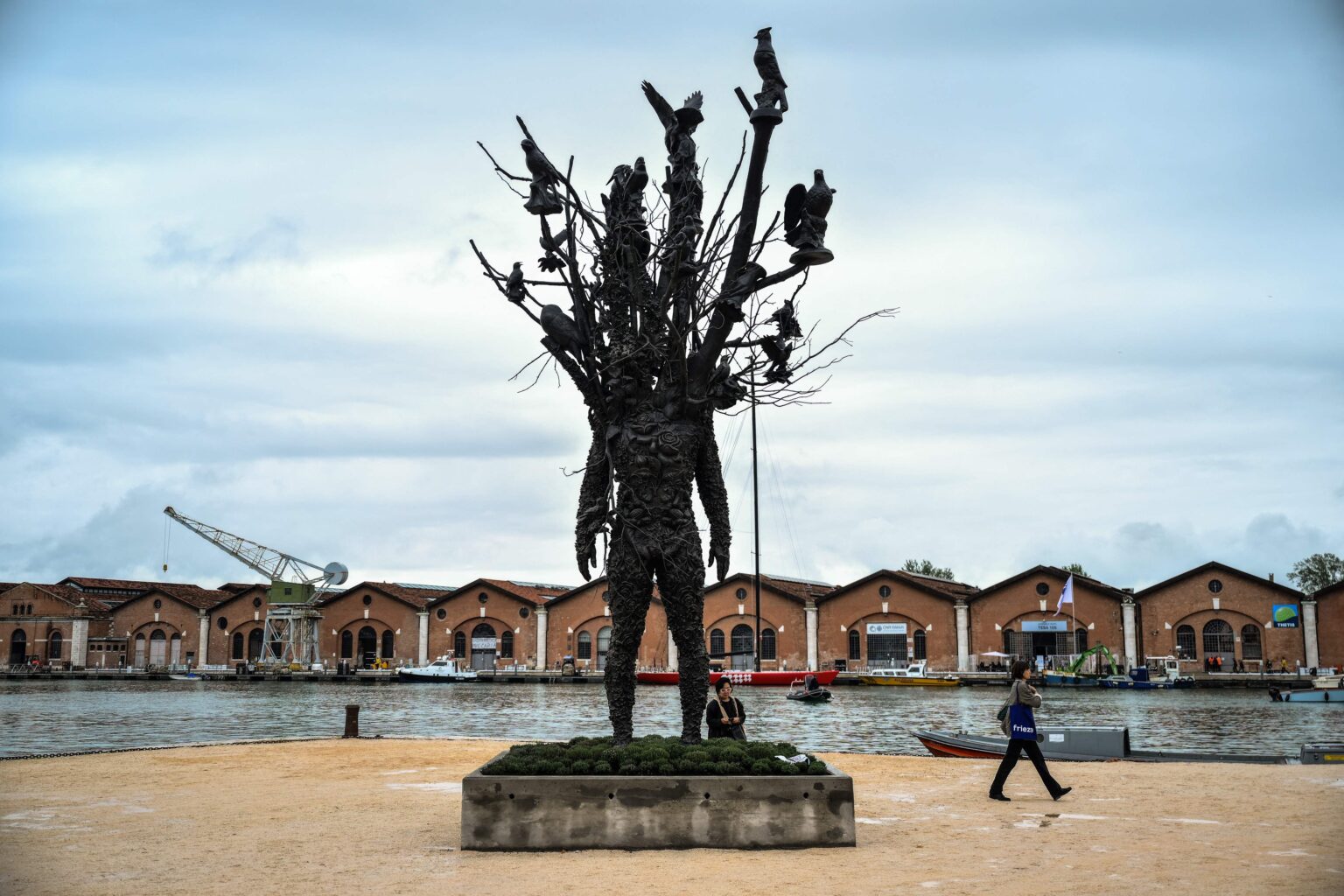Bienal de Veneza: 61ª Edição Une Arte e Protestos com Reflexões sobre o Colonialismo