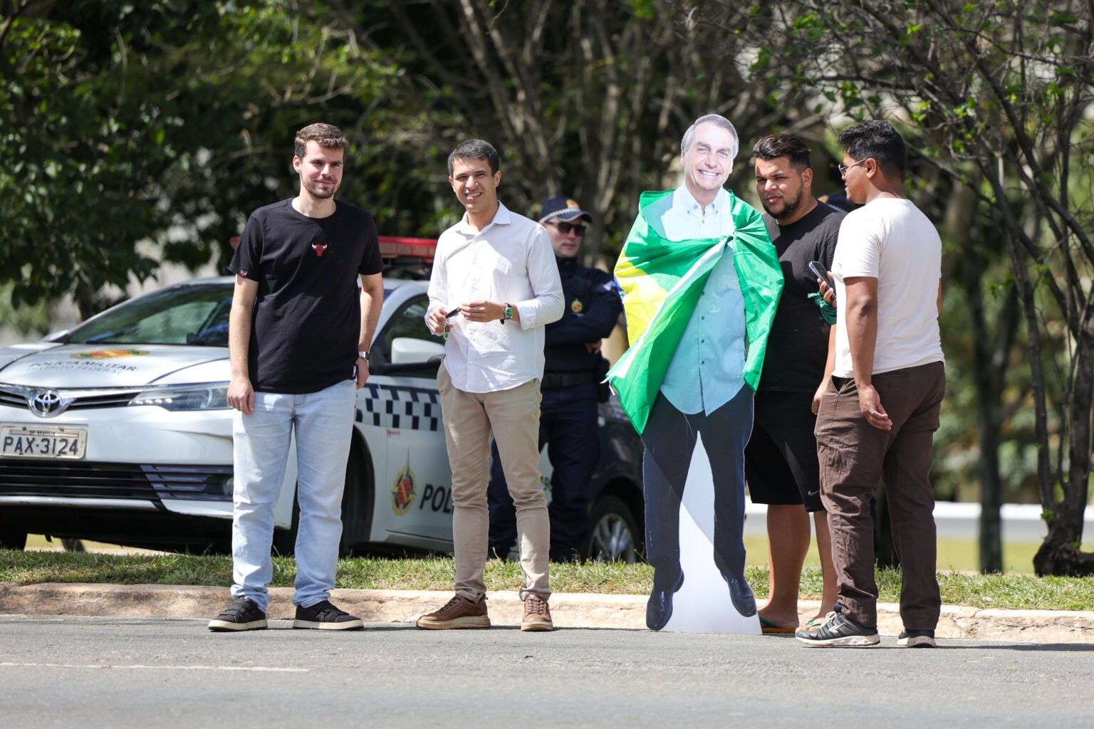 Confusão Marca Manifestação do 1º de Maio em Brasília com Boneco de Bolsonaro