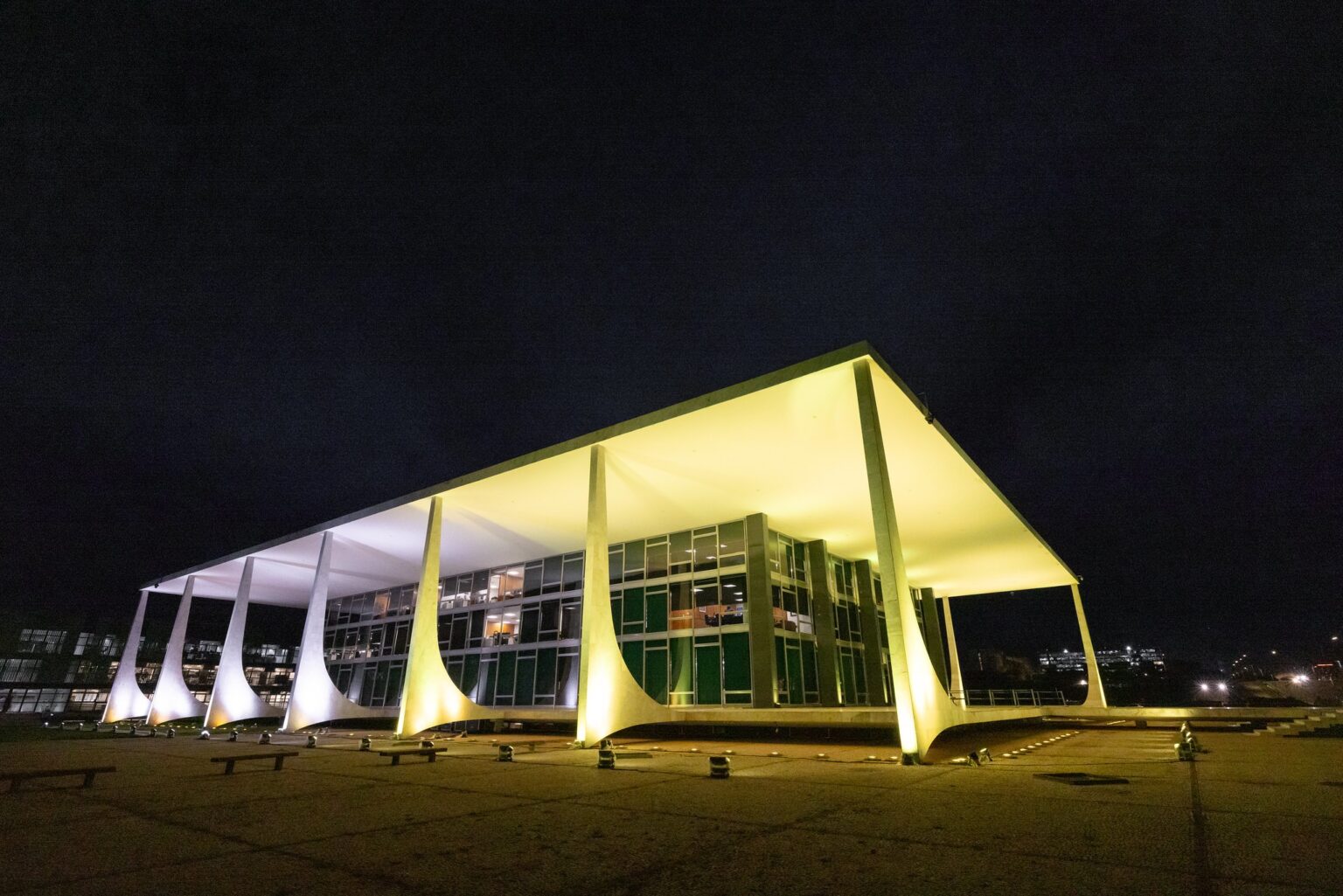 Debate no STF: Conflito entre Lei da Dosimetria e Texto Antifacção em Foco