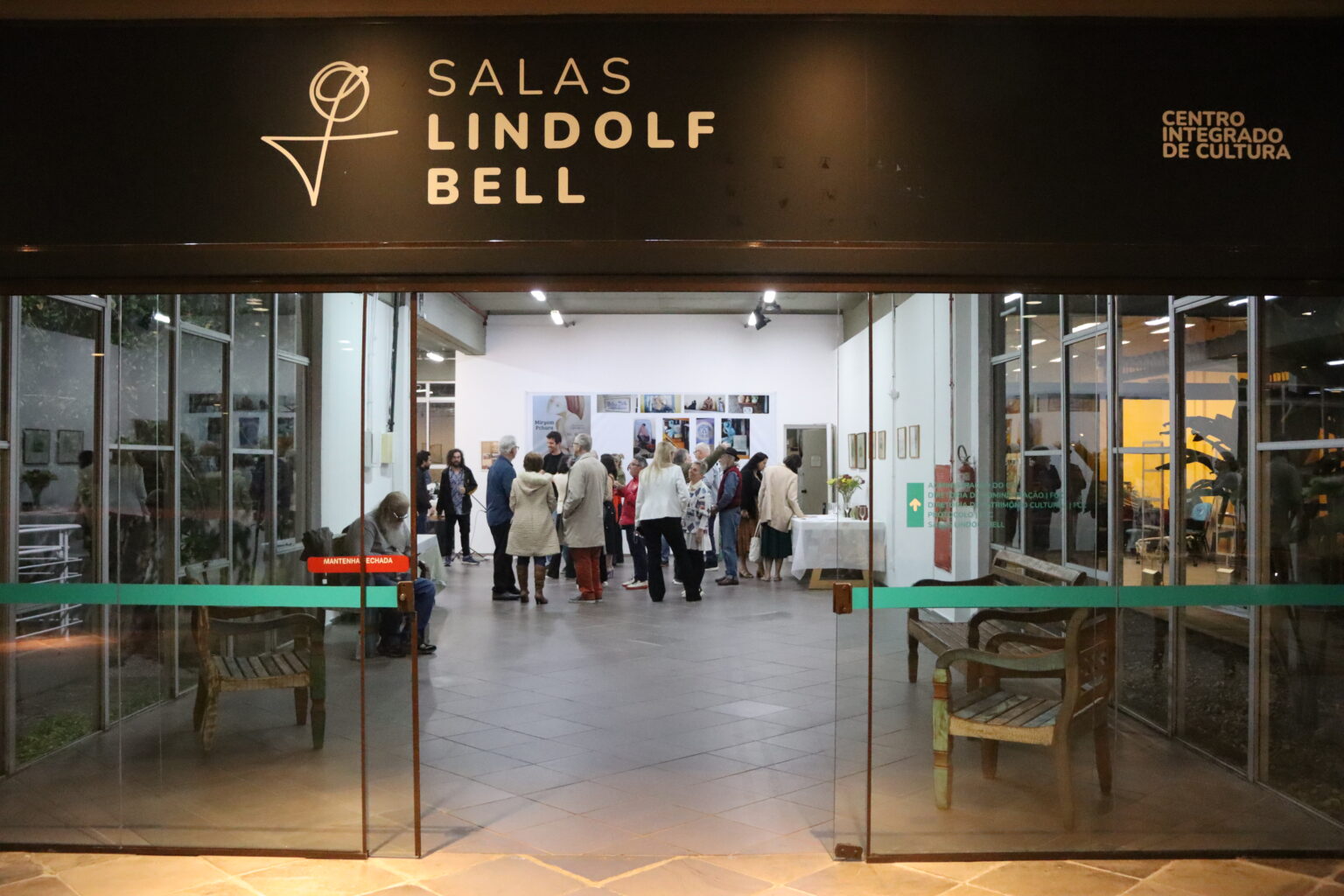 Exposição "Raízes e Reflexos: A Arte de Santa Catarina" Apresenta Talentos Locais