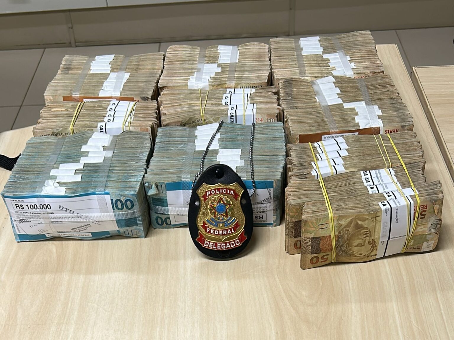 Polícia Federal Apreende R$ 500 Mil em Operação Contra Fraudes na Educação