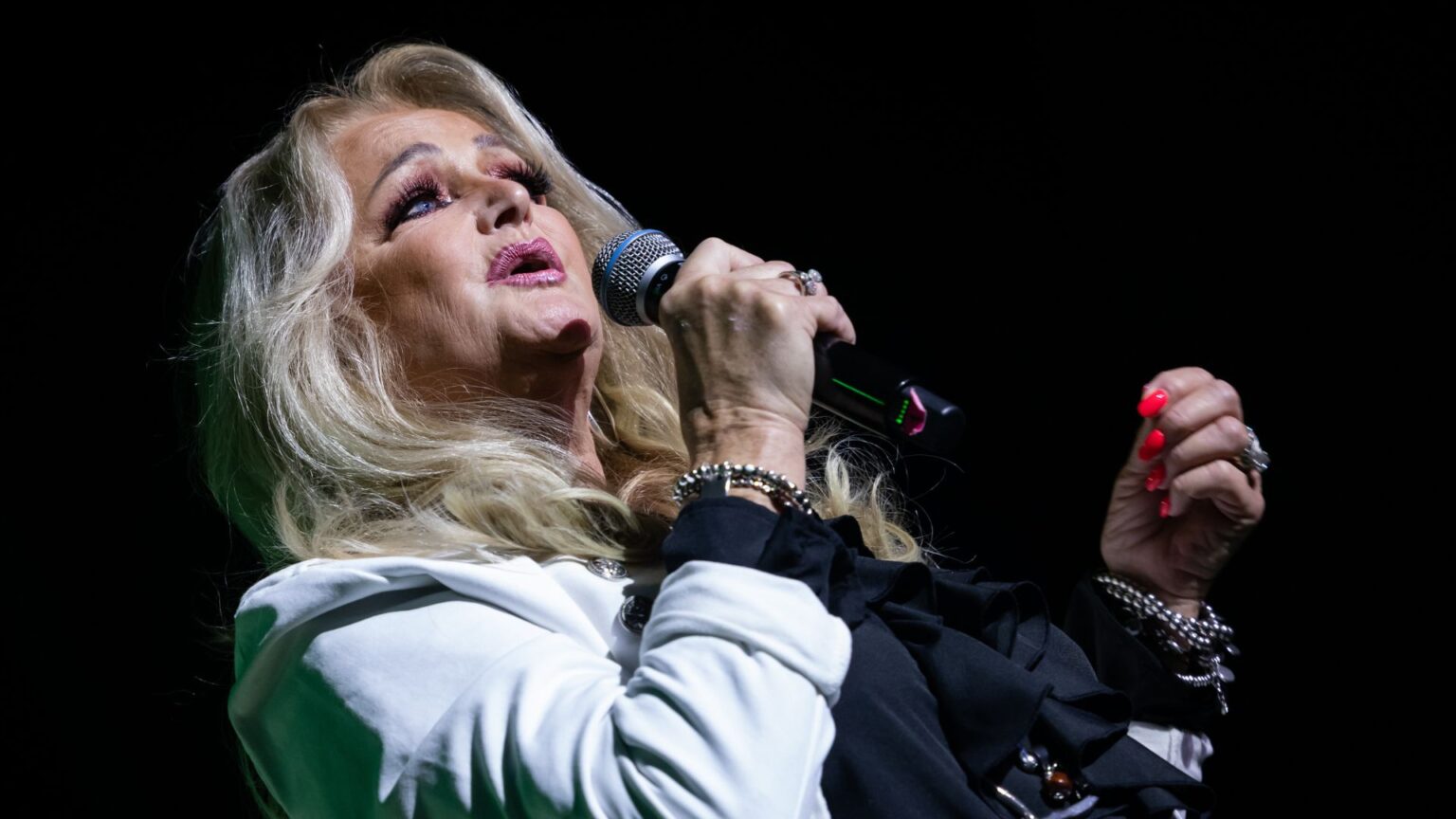 Saúde de Bonnie Tyler: Atualizações Sobre Sua Recuperação em Hospital Português