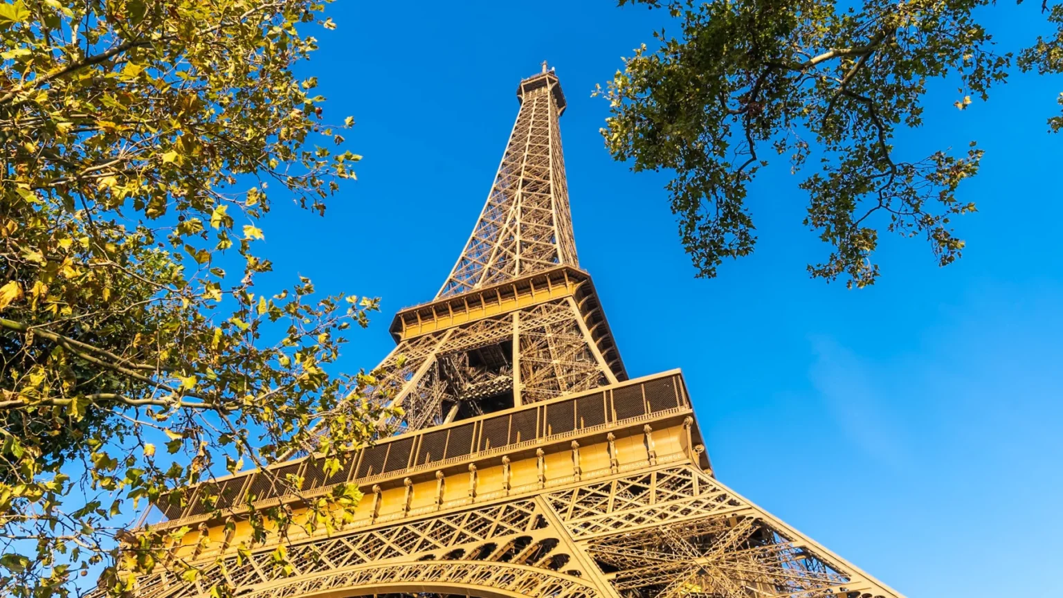 Calor Extremo em Paris: Torre Eiffel Fecha às 16h Até 26 de Junho para Garantir Segurança