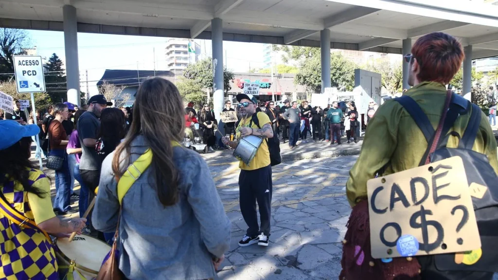 Protesto em Caxias do Sul Reúne Artistas Contra Cortes na Secretaria da Cultura