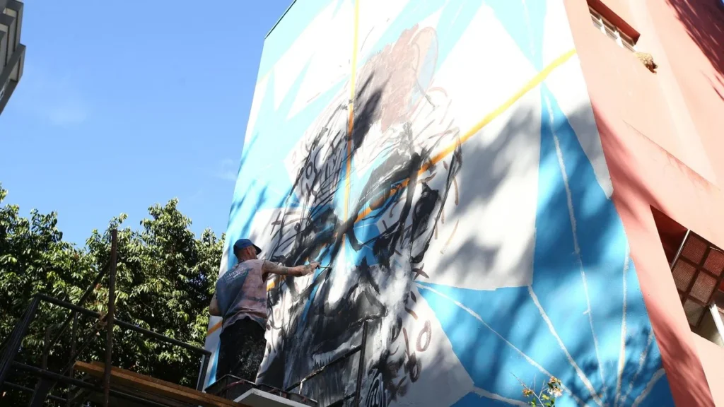 Mural de 11 metros no Centro de Cultura Ordovás transforma espaço em galeria urbana Mural de 11 metros no Centro de Cultura Ordovás transforma espaço em galeria urbana