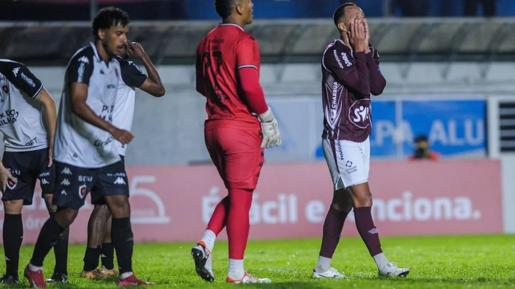 Caxias sofre virada para Botafogo-PB e segue fora do G-8 na Série C Caxias sofre virada para Botafogo-PB e segue fora do G-8 na Série C