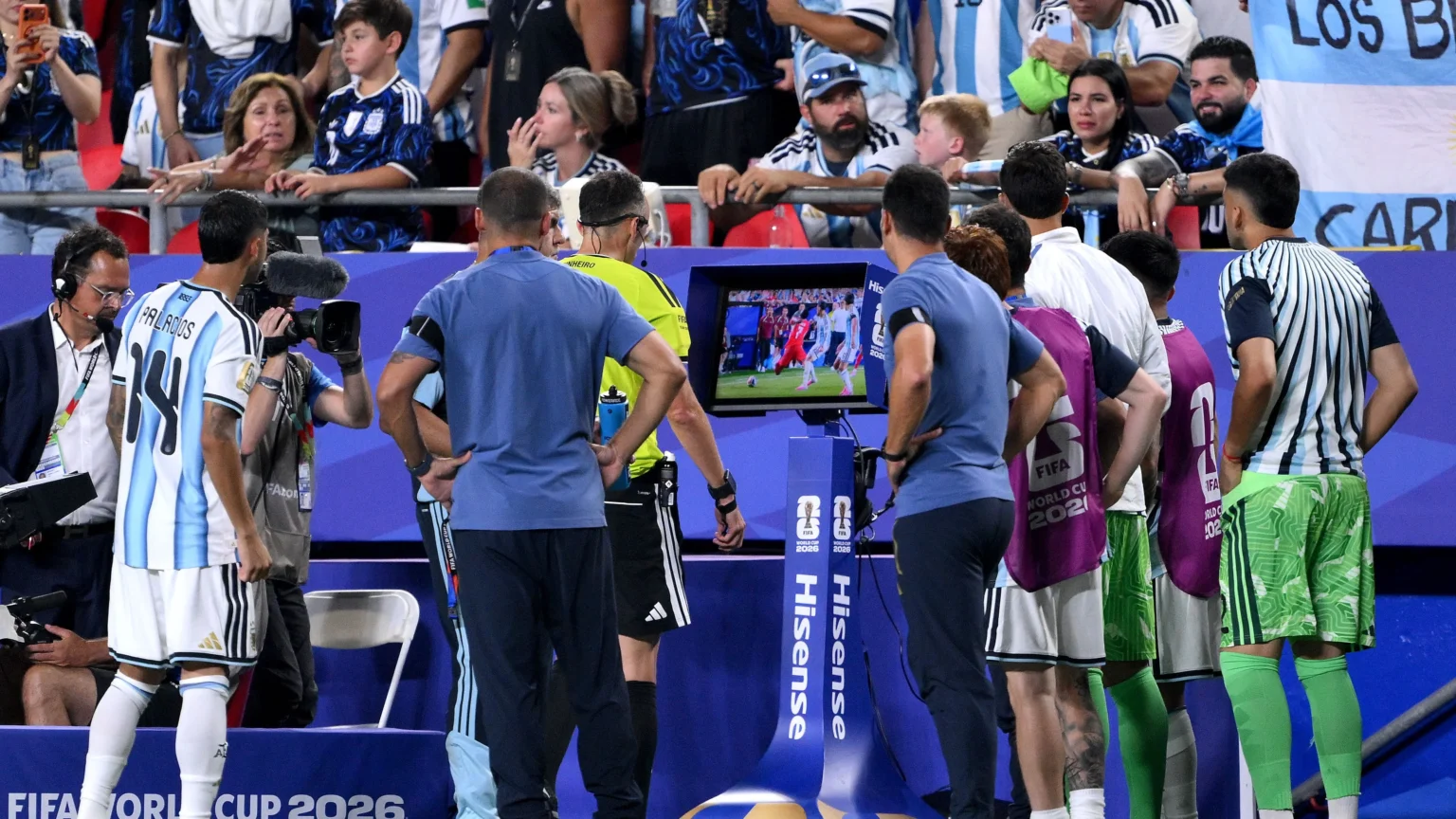 FIFA adota medida inédita para melhorar arbitragem na Copa do Mundo FIFA adota medida inédita para melhorar arbitragem na Copa do Mundo